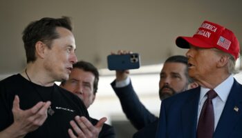 Elon Musk s'entretient avec le président élu des États-Unis Donald Trump lors de la visualisation du lancement du sixième vol d'essai de la fusée SpaceX Starship, le 19 novembre 2024 à Brownsville, au Texas