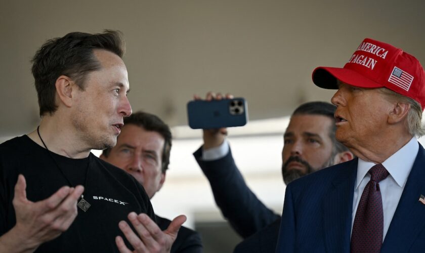 Elon Musk s'entretient avec le président élu des États-Unis Donald Trump lors de la visualisation du lancement du sixième vol d'essai de la fusée SpaceX Starship, le 19 novembre 2024 à Brownsville, au Texas