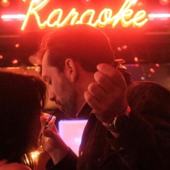 “Allez au karaoké et faites un duo” : la musique, instrument de l’amour