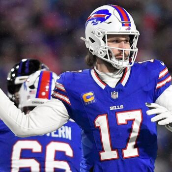 Josh Allen scores 2 touchdowns, Bills force 3 turnovers in divisional round win over Ravens