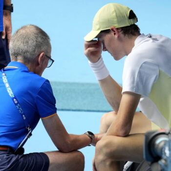 Open d’Australie 2025 : pris de tremblements, Sinner rejoint quand même les quarts, Monfils abandonne, scores et résultats en direct