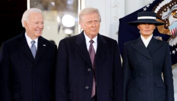 Le président américain Joe Biden accueille le président élu Donald Trump et Melania Trump à la Maison Blanche avant son investiture le 20 janvier 2025 à Washington, DC.