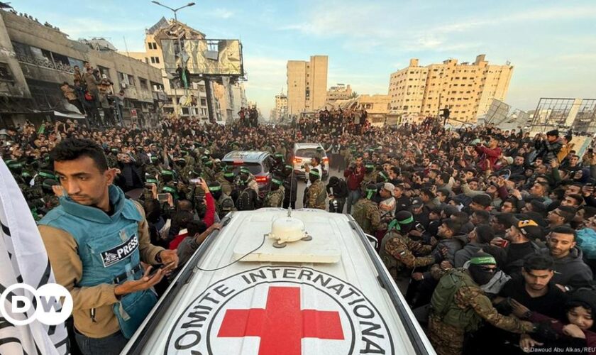 Drei Geiseln aus dem Gazastreifen an Rotes Kreuz übergeben