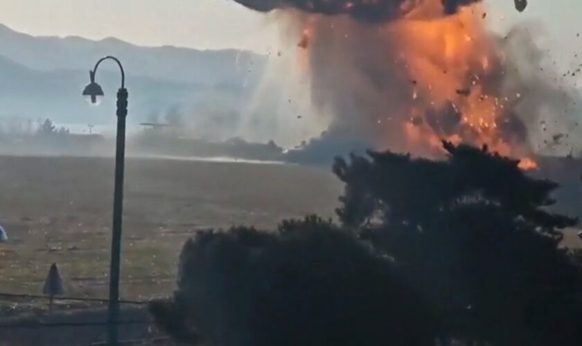 Los puntos oscuros del accidente de avión en Corea que dejó 179 muertos: el 'mayday', el tren de aterrizaje, exceso de velocidad y un muro al final de la pista