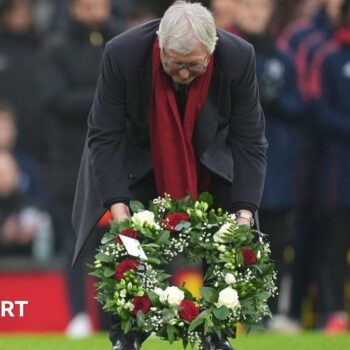 Man Utd pay emotional Old Trafford tribute to Law