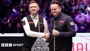 Shaun Murphy shakes hands with Kyren Wilson