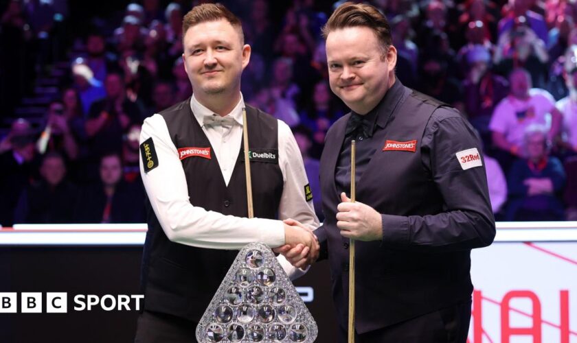 Shaun Murphy shakes hands with Kyren Wilson