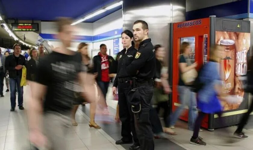 Un delincuente arrebata la pistola a un policía y dispara contra él en el Metro de Madrid