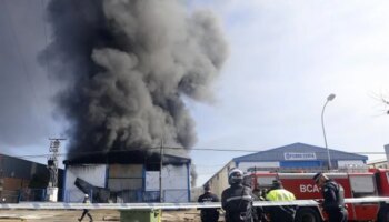 Un fuego calcina enseres almacenados una nave de FCC en Las Quemadas