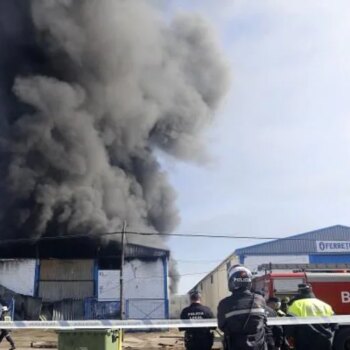 Un fuego calcina enseres almacenados una nave de FCC en Las Quemadas