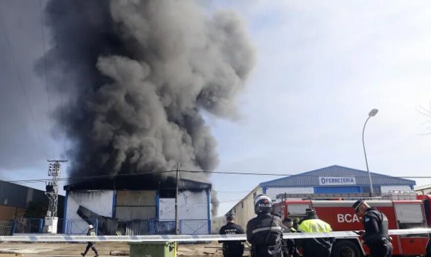 Un fuego calcina enseres almacenados una nave de FCC en Las Quemadas