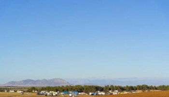 Una macrofiesta no autorizada reúne a cientos de personas junto al aeropuerto de Ciudad Real