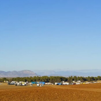 Una macrofiesta no autorizada reúne a cientos de personas junto al aeropuerto de Ciudad Real