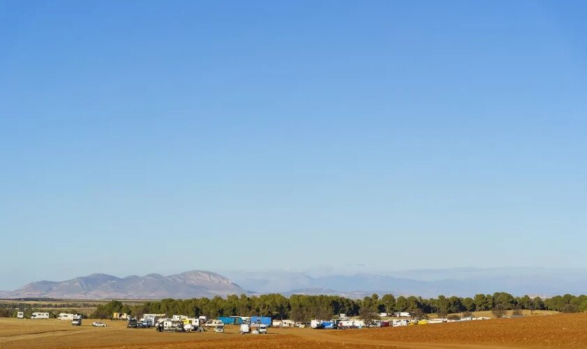 Una macrofiesta no autorizada reúne a cientos de personas junto al aeropuerto de Ciudad Real