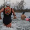 « Vivifiant » ou juste « débile », le bain dans une eau à 5 °C réunit les givrés de l’Oise pour le Nouvel An