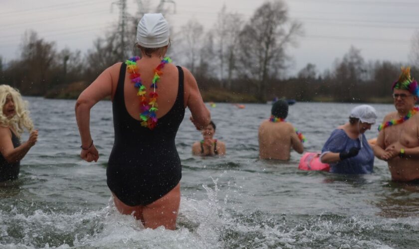 « Vivifiant » ou juste « débile », le bain dans une eau à 5 °C réunit les givrés de l’Oise pour le Nouvel An